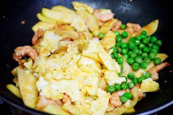 西葫芦鲜虾炒鸡蛋