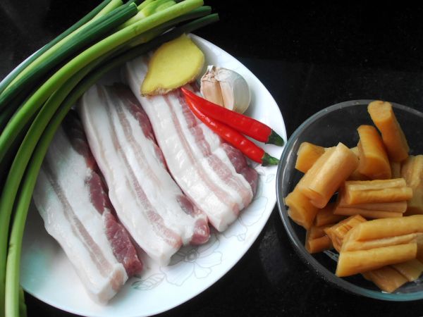 萝卜干蒜薹炒五花肉