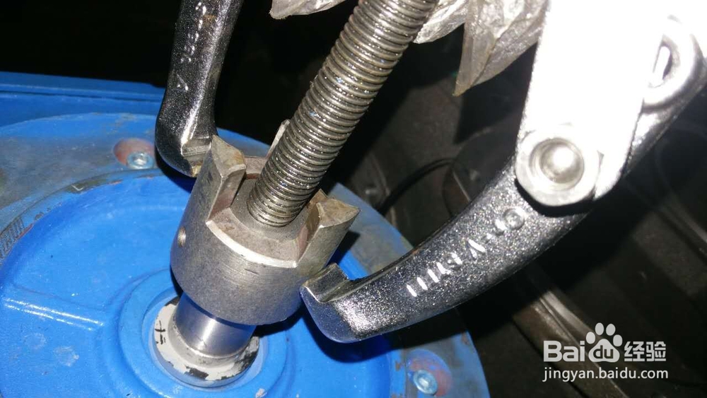 怎样利用工具拆卸电机转轴上的联轴器卡爪