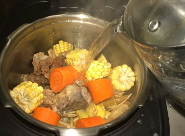 竹蔗茅根猪骨汤