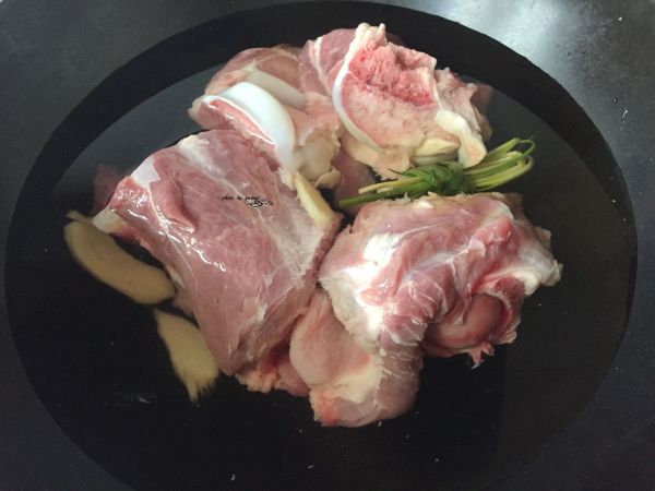 海带玉米筒骨汤