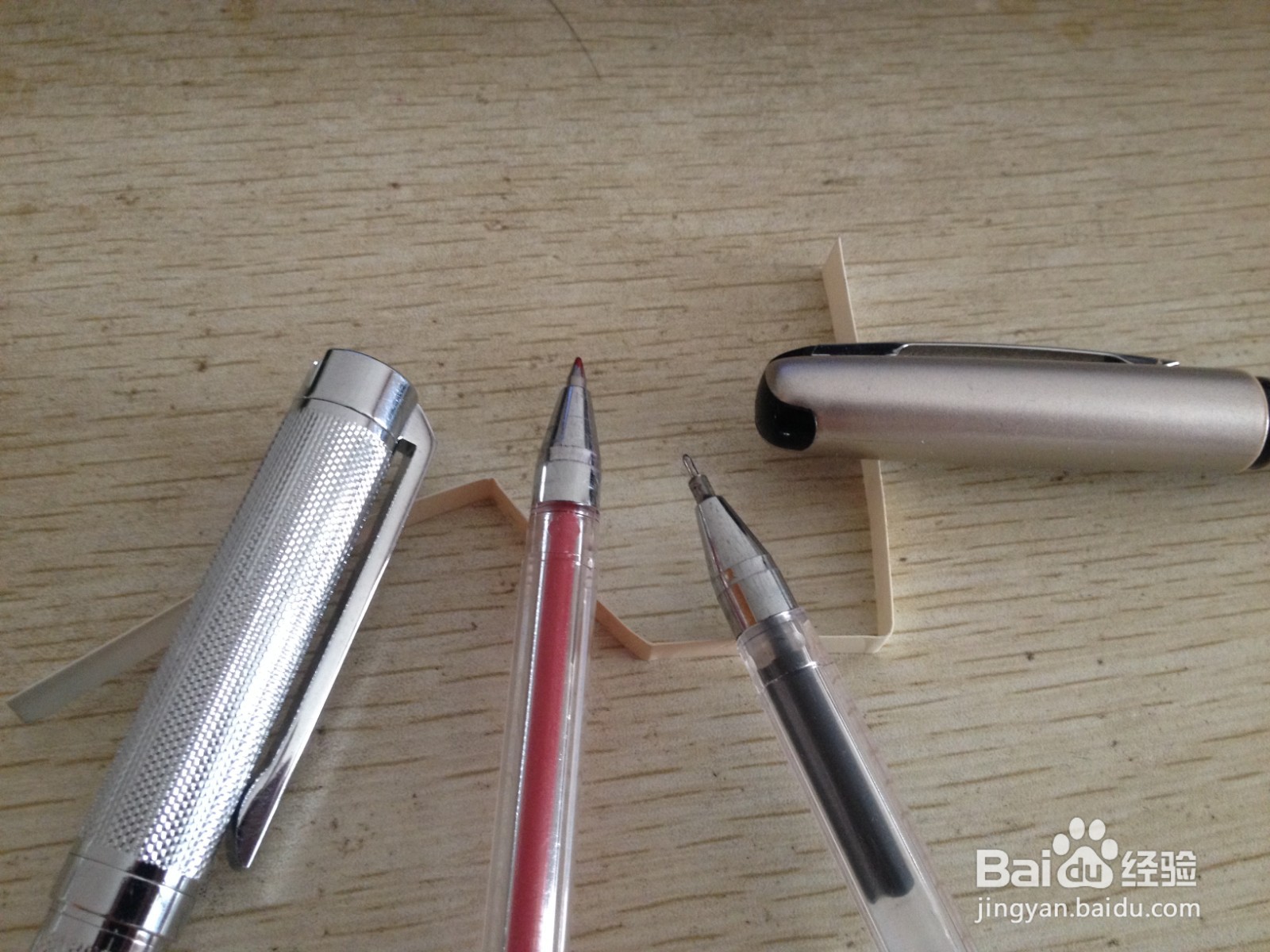 如何用一个细长的硬卡纸做四支中性笔的简易支架