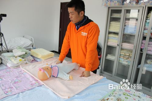 专业男月嫂怎么给宝宝做抚触？