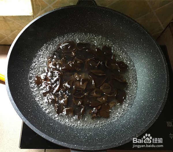 好吃健康的黑木耳炒腐竹的做法