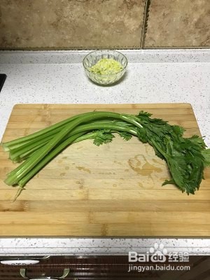 芹菜炒粉条【超好吃超下饭】
