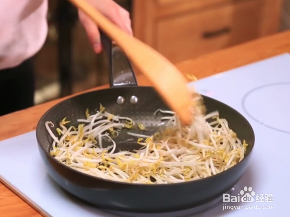 韭菜炒绿豆芽做法教程