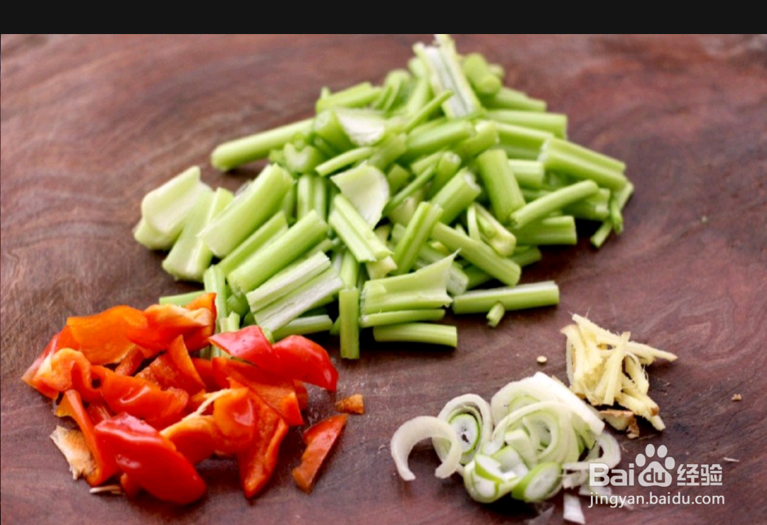 如何做出墨鱼香干芹菜小炒？