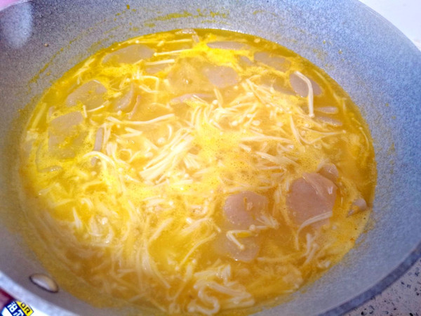 酸汤金针菇魔芋肥牛卷