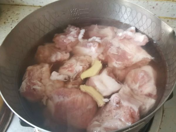 五指毛桃土茯苓淮山煲猪骨