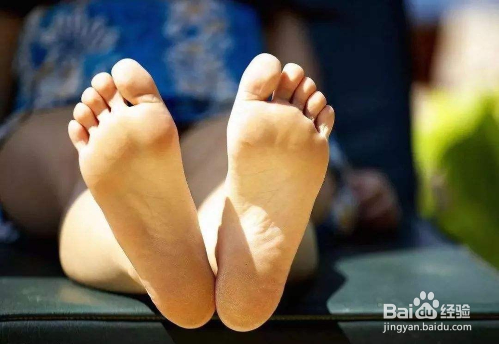 女性出现脚臭应该怎么办
