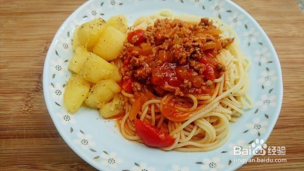 小朋友吃了一大盘的 意大利面+炸薯块