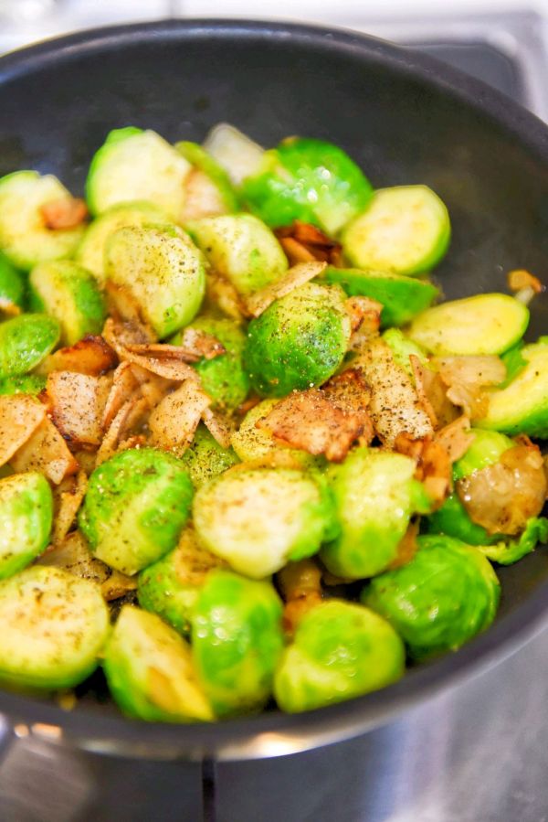 孢子甘蓝煎培根