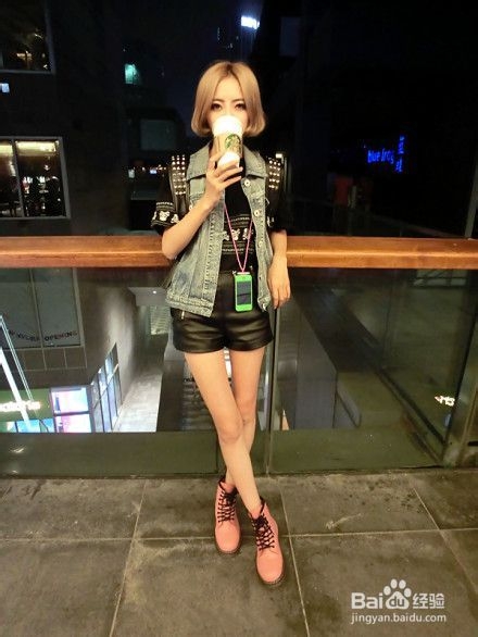 粉色马丁靴如何搭配