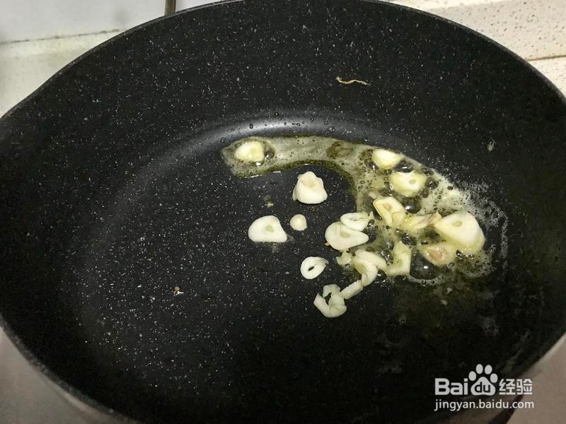 青椒鸡蛋炒木耳的做法