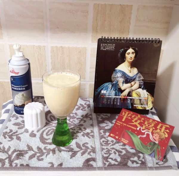 奶油菠萝香蕉奶昔