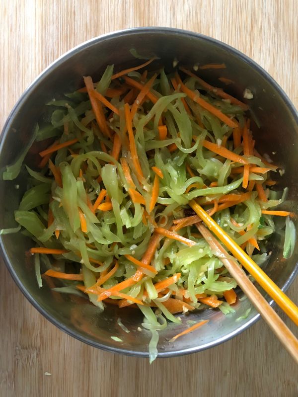 凉拌胡萝卜莴苣丝