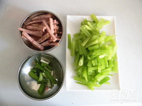 火腿炒芹菜的做法