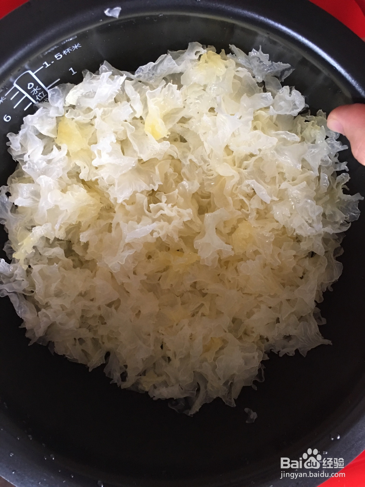 雪耳红枣枸杞糖水的做法