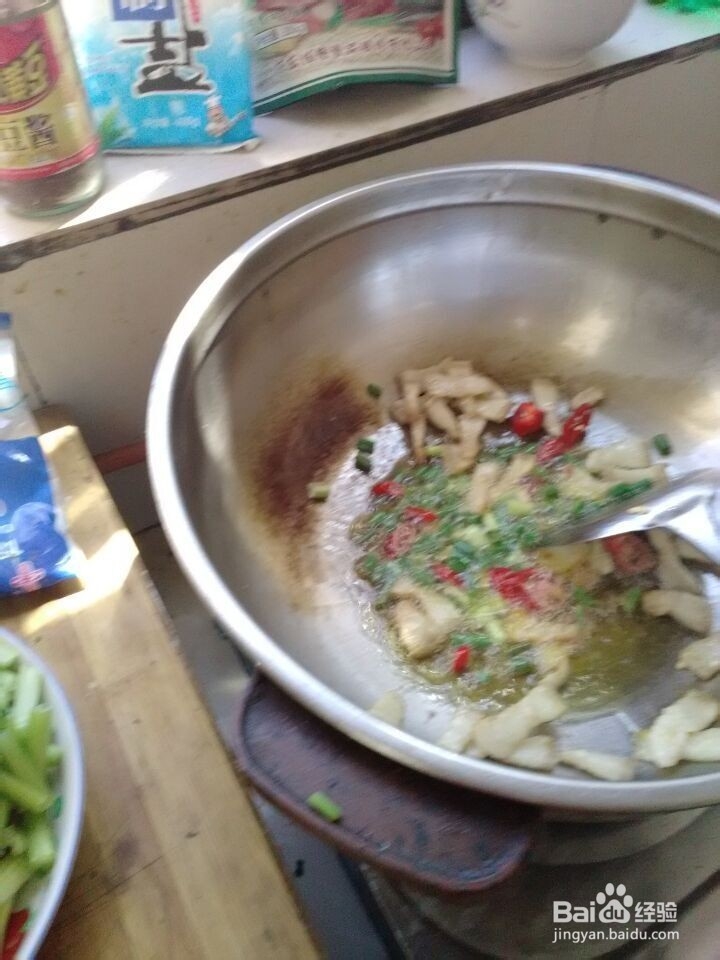 家常小菜：芹菜炒肉的做法