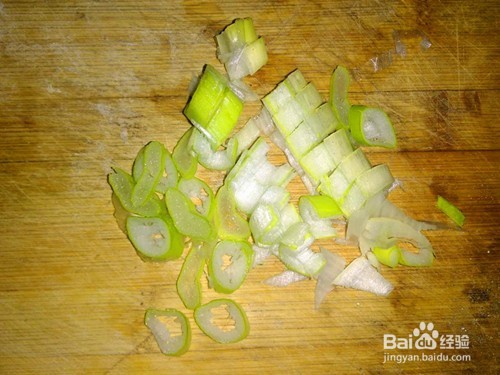 既能防治骨质疏松又能养颜补血的洋葱炒木耳