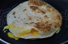 鸡蛋灌饼的做法。
