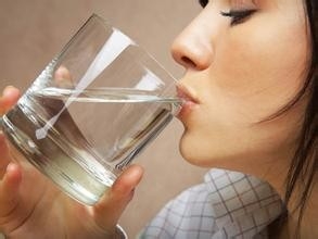 如何应对秋天嗓子疼