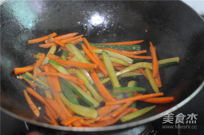 胡萝卜炒黄瓜条