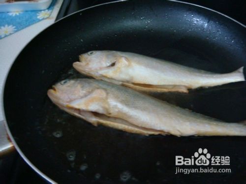 酸豆角焖黄花鱼的做法