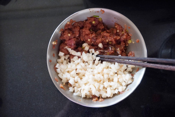 藕丁猪肉虾仁锅贴