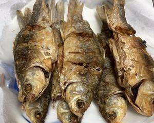 美食/營養 > 葷菜鯽殼魚煮湯,油炸都很好吃 食材 小鯽魚 6條 大蔥 4