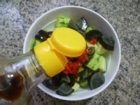 清淡美味:皮蛋拌虎皮青瓜做法