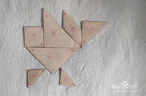 用七巧板怎样拼拍翅奔跑的小鸡仔?