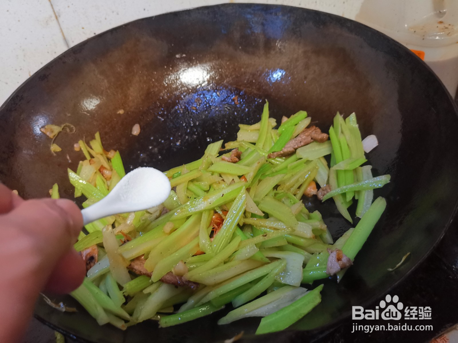 肉片炒河虾芹菜的做法