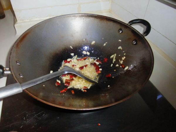 酸豆角焖禾花鱼