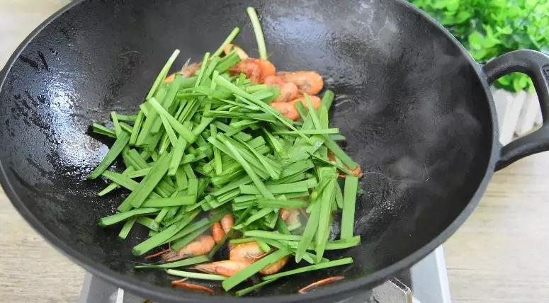 韭菜炒河虾的做法