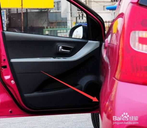 新奥拓如何打开汽车引擎盖