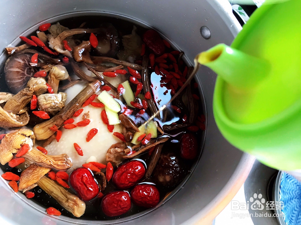 做出入味的姬松茸茶树菇鸡汤