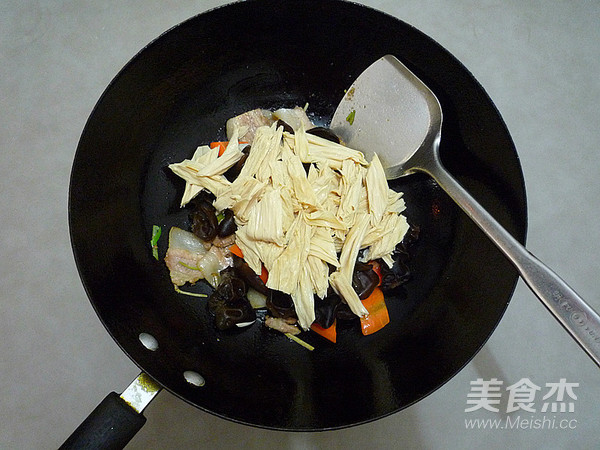 五花肉木耳烧腐竹