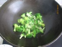 西兰花炒虾球的做法