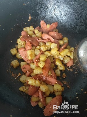 土豆炒火腿肠的做法