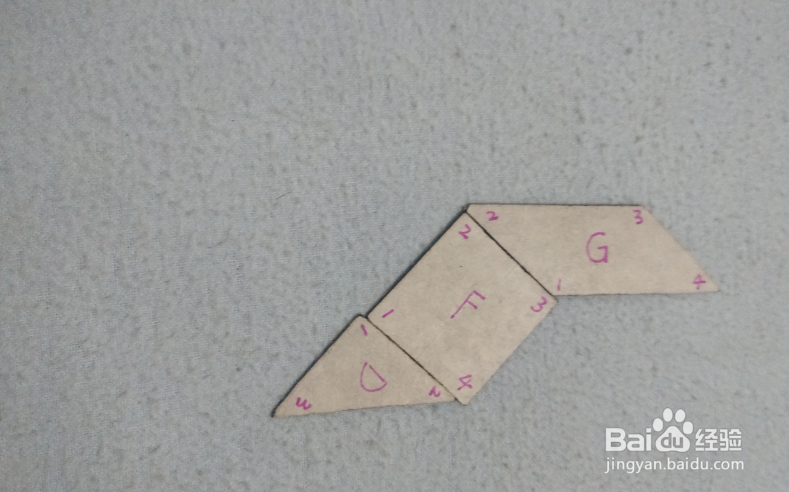 用七巧板怎样拼一只飞翔的鸟儿？