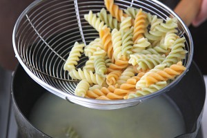 鲜虾三色螺旋意面沙拉的做法