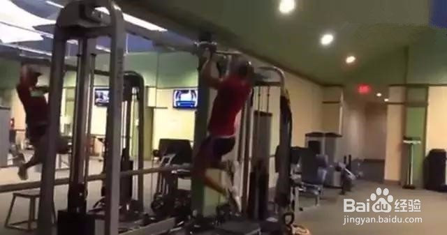 职业足球球员健身房如何训练