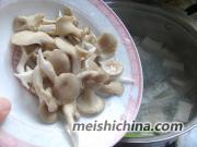 奶白色营养汤——鲫鱼蘑菇汤