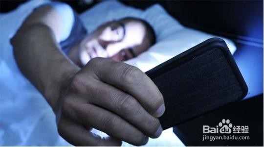 <b>睡前玩手机如何使伤害最小</b>