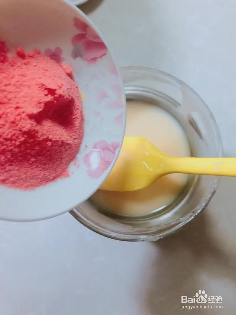 制作美味的草莓巧克力冰淇淋
