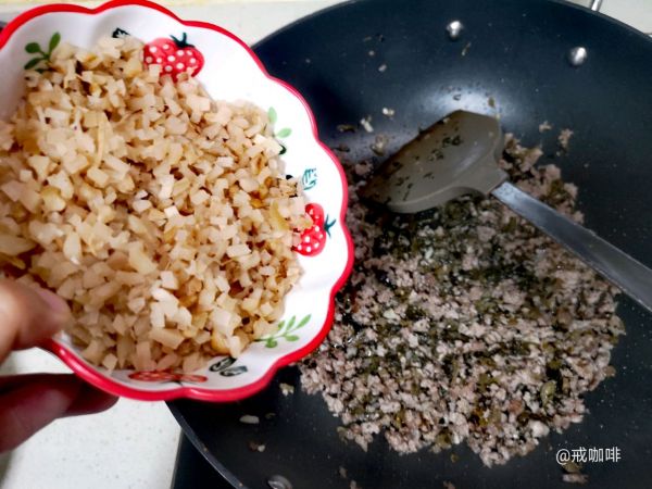 大头菜炒肉颗颗