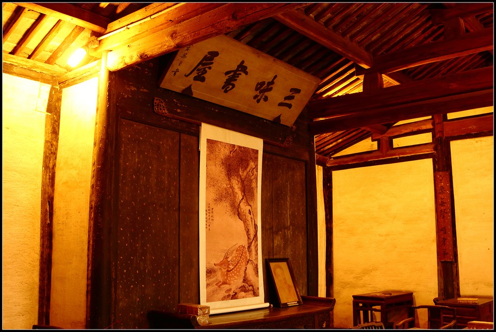 因为读到这里，他总是微笑起来，而且将头仰起，摇着，向后面拗过去，拗过去。先生为什么会微笑呢