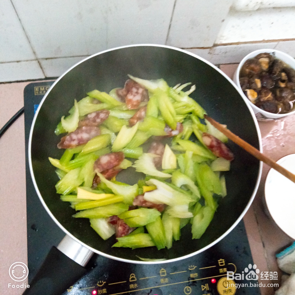 营养美味的芹菜炒腊肠