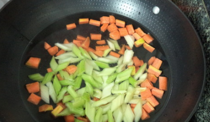 芹菜水煮花生米怎么做